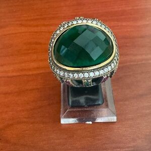 Luxurious Green and Gold Ring with Sparkling Halo